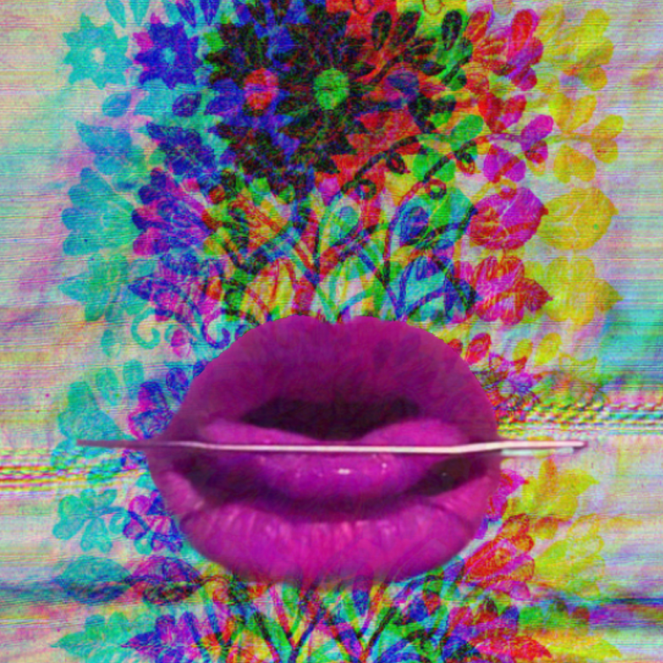 Imagen de tela bordada con flores, sobre la que descansa un filtro de colores; delante de ella una boca, de color rosa, con la lengua estirada. Se coloca una aguja en posición horizontal en la punta de la lengua.